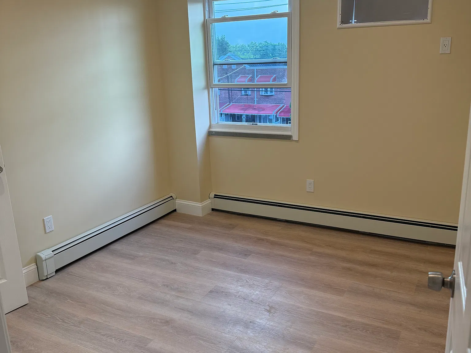 4 bed, 1300 sqft, $4,077 — Photo 4