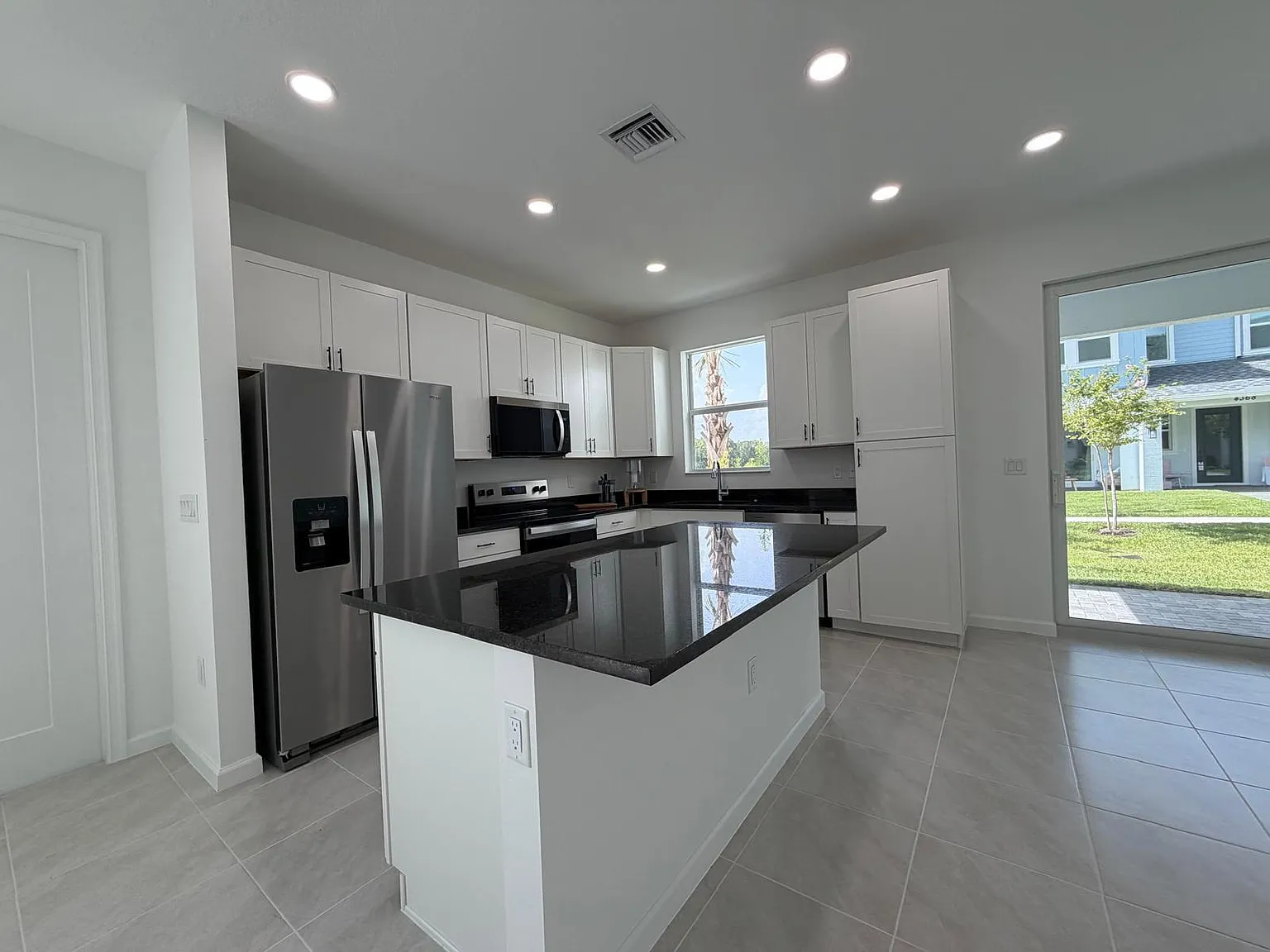 4 bed, 2.5 bath, 1784 sqft, $3,995 — Photo 2
