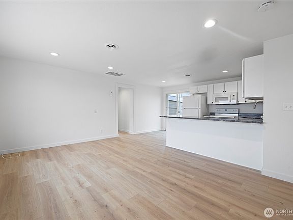 3rd image of 904 906 E Alderwood Drive