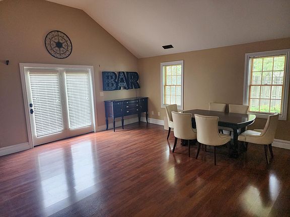 4th image of 118 Arend Ave