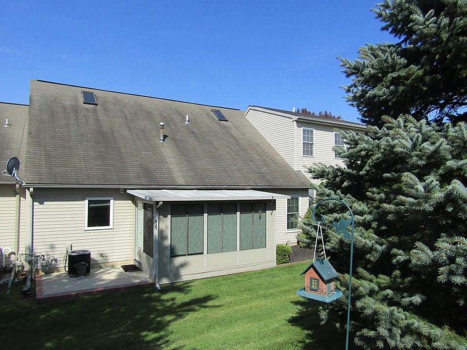 2nd image of 17 Burr Oak Dr