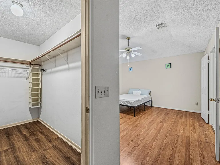 9915 Villa Verde Dr — Photo 15