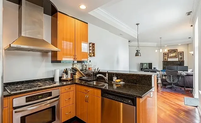 36 S Ashland Ave #404