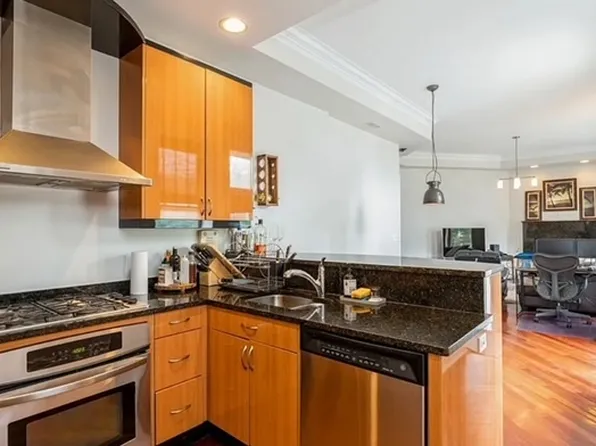 36 S Ashland Ave #404, Chicago, IL 60607