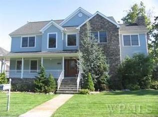 4 Shore Club Dr, New Rochelle, NY 10805