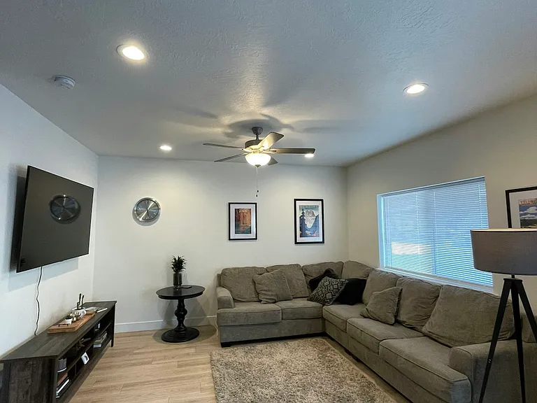 895 E Pacific Dr — Photo 4