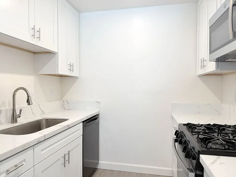4427 Estrella Ave — Photo 10