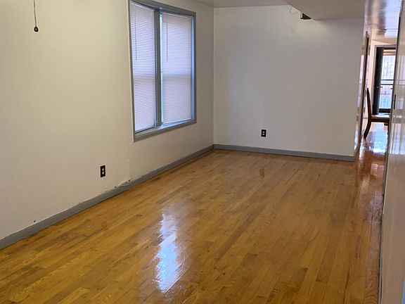 3rd image of 3414 N Leavitt St