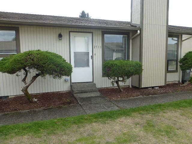 Small quiet and complex with large common front yard.