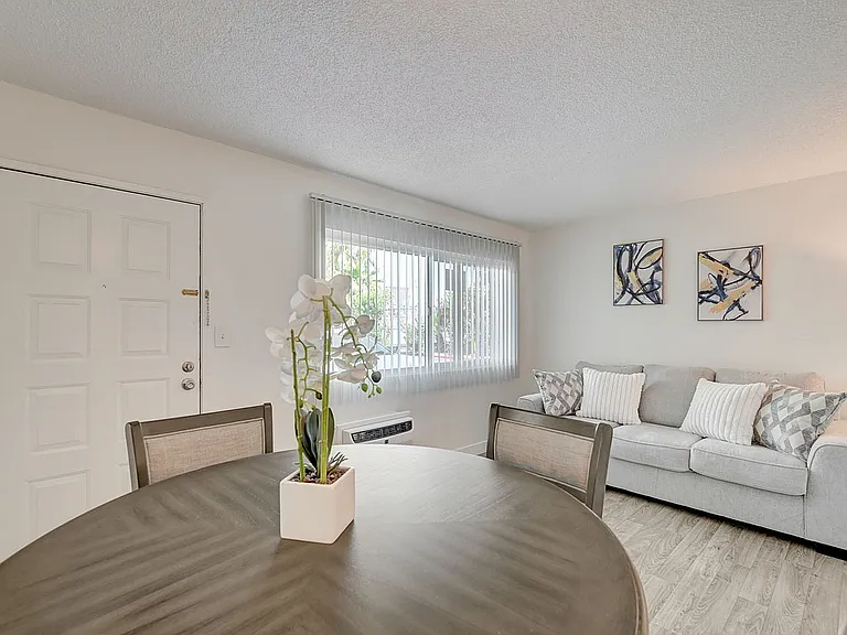 4050_Palos Verdes St_model-9