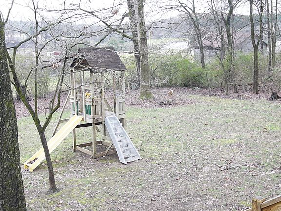 4th image of 2215 Chesterfield Dr