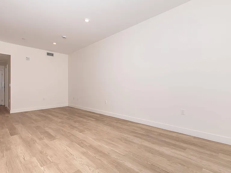 Woodlake Apartments — Photo 41