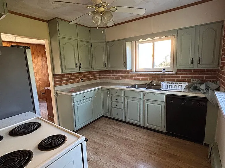 216 Leon St — Photo 6