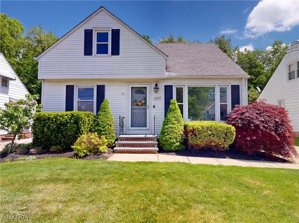 2207 Larchmont Dr, Wickliffe, OH 44092