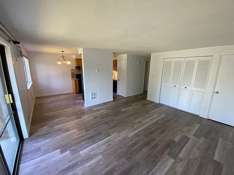 702 S Oak St — Photo 3