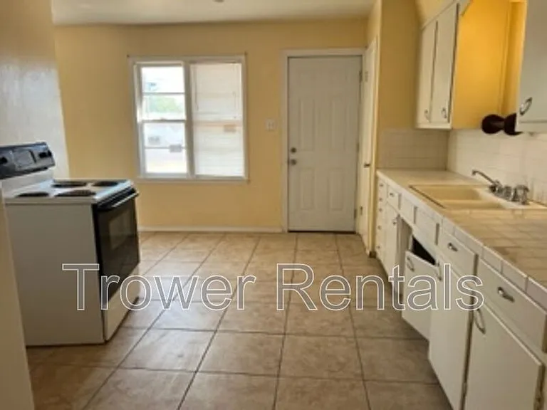 2406 Cambridge St — Photo 11
