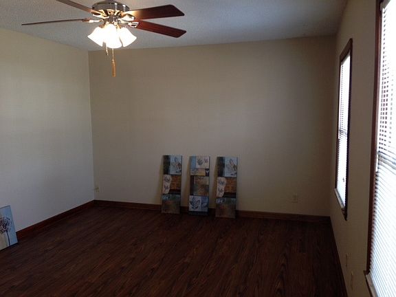 Light, bright Living Room w Hardwood Floors