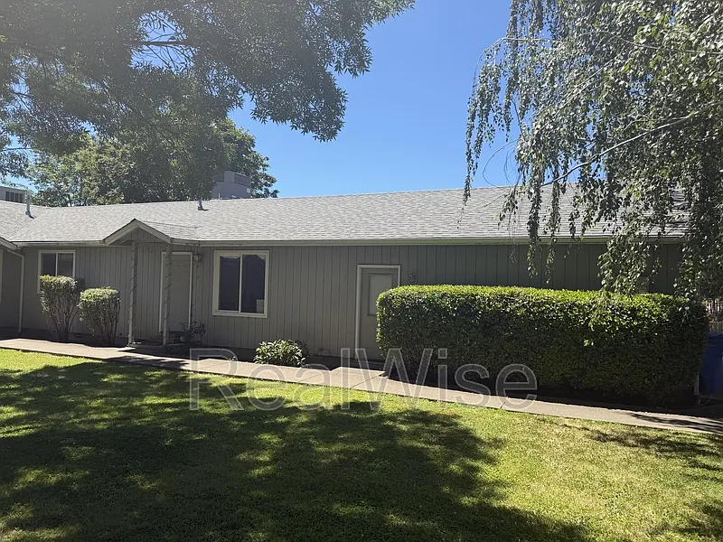 2 bed, 1.0 bath, $1,325 — Photo 2