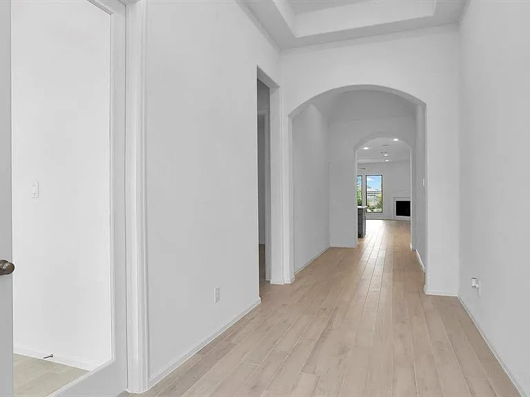 2910 Starling Dr — Photo 2
