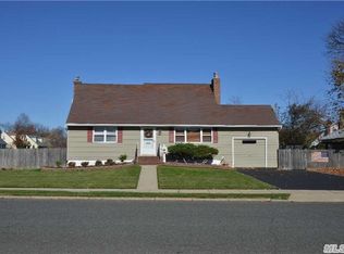 35 Fordham Ave, Hicksville, NY