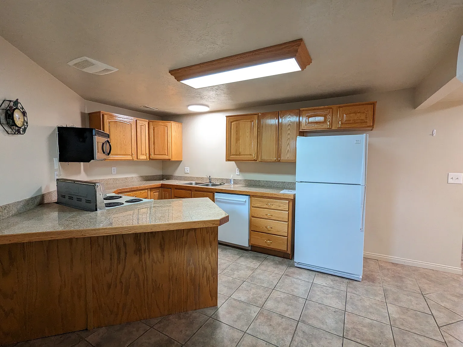4 bed, 2025 sqft, $2,200 — Photo 3
