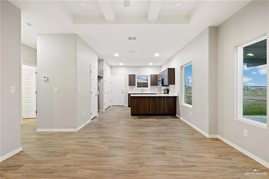 2 bed, 2.0 bath, 3678 sqft, $1,300 — Photo 4