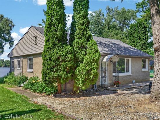 705 Sunset Dr, Attica, MI 48412