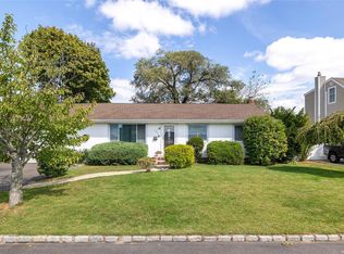 708 S 6th St, Lindenhurst, NY 11757