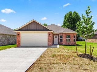 220 E Abbott Ln, Mustang, OK 73064