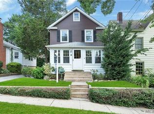 22 Riggs Pl, Locust Valley, NY 11560