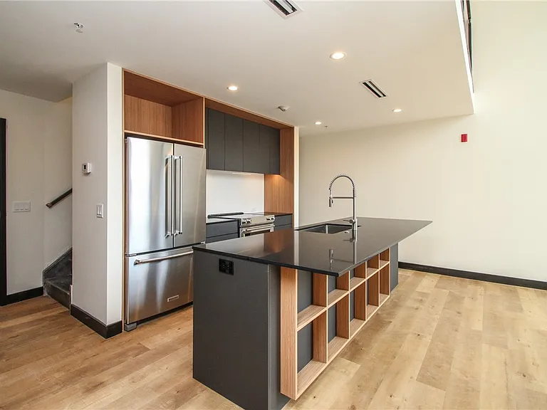 33 Russell St #202 — Photo 8