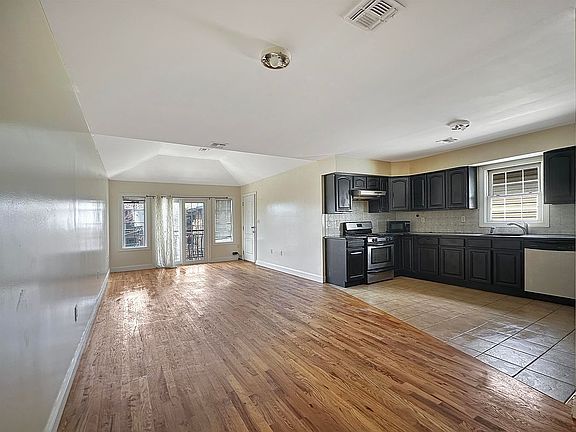 4th image of 76 Dales Ave