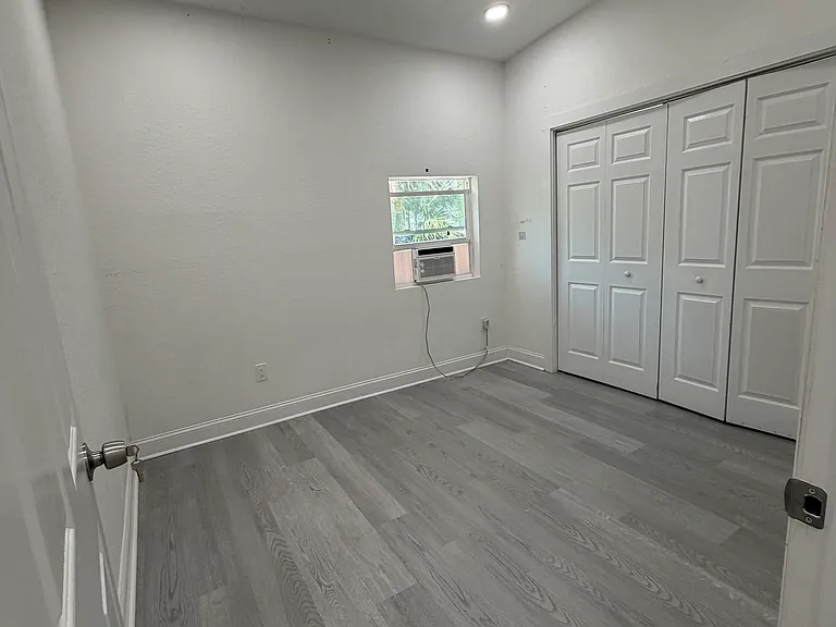 2311 W Beach St — Photo 5