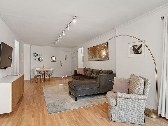 3rd image of 401 E 74th St APT 3A