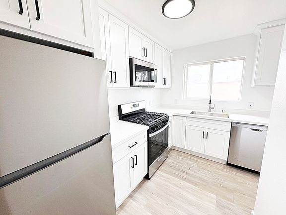 4th image of 2637 S Manhattan Pl APT 8