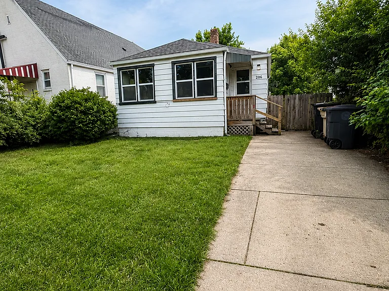 206 S Lake St — Photo 1