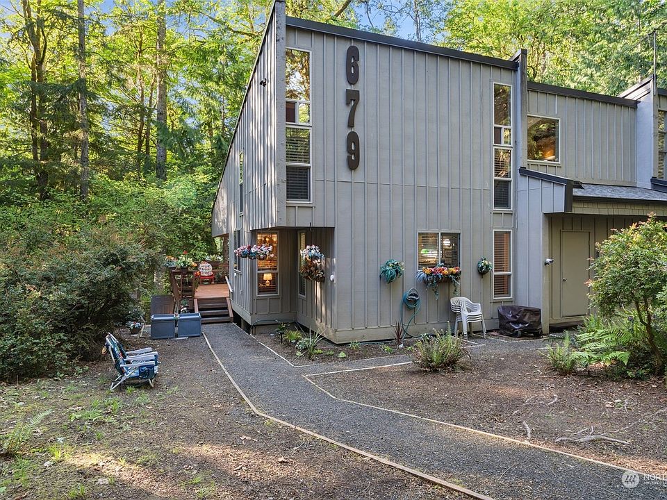 1st image of 679 E Pointes Drive W