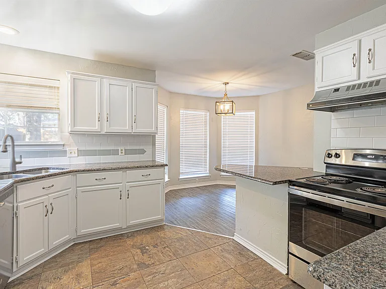 5605 Calais Dr — Photo 10