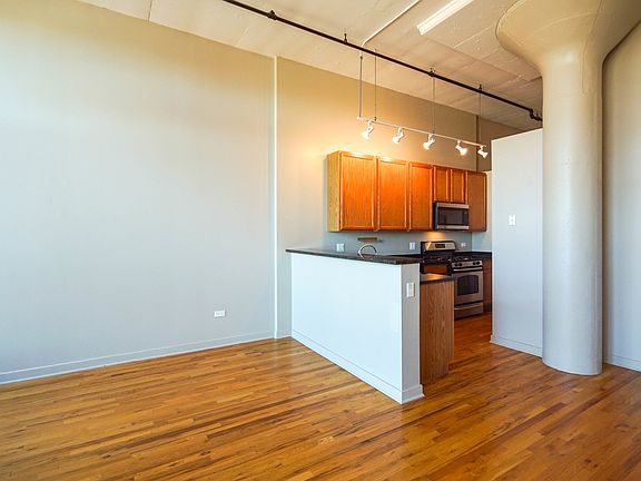 3rd image of 1224 W Van Buren St APT 517