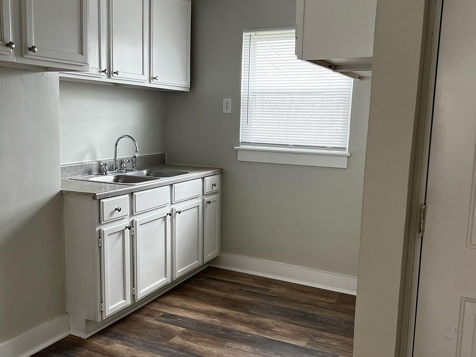 Kitchen (stainless steel appliances not pictured)