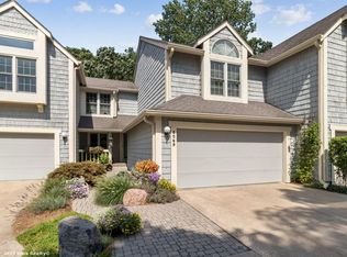 8069 Cobblestone Rd, Urbandale, IA 50322