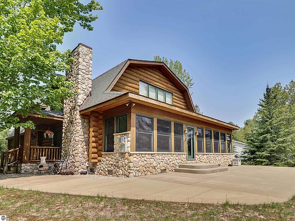3rd image of 3836 Cove Dr NE