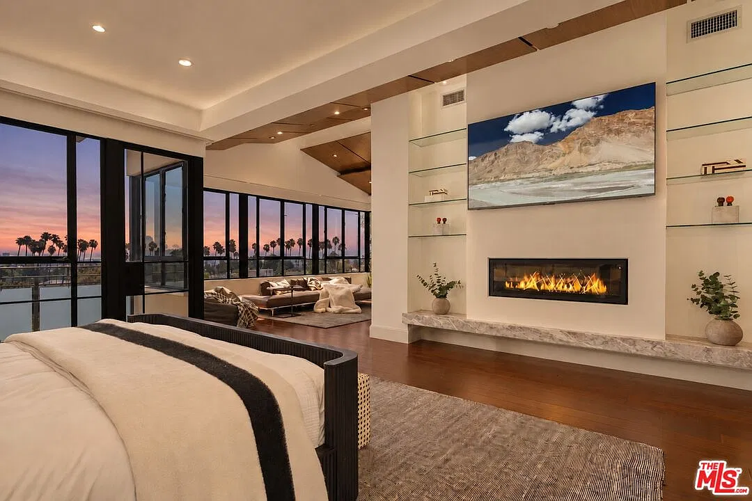 7 bed, 10.0 bath, 7130 sqft, $40,000 — Photo 3