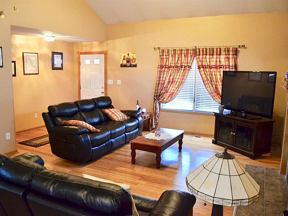 2nd image of 915 Sherwood Ct