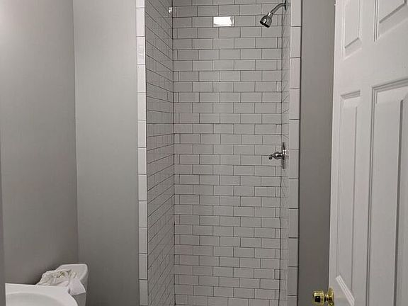 3rd image of 122 E Main St