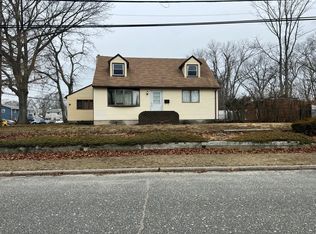 31 W Willow St, Brentwood, NY 11717