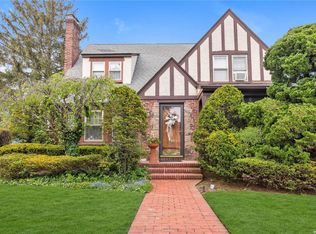 19 Linden St, Rockville Centre, NY 11570
