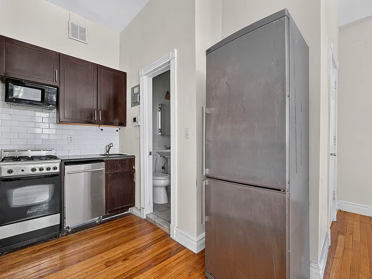228 E 84th St #1D — Photo 5