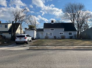 26 Woodcock Ln, Levittown, NY 11756