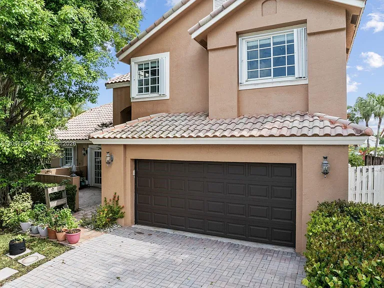 1179 Laguna Springs Dr — Photo 3